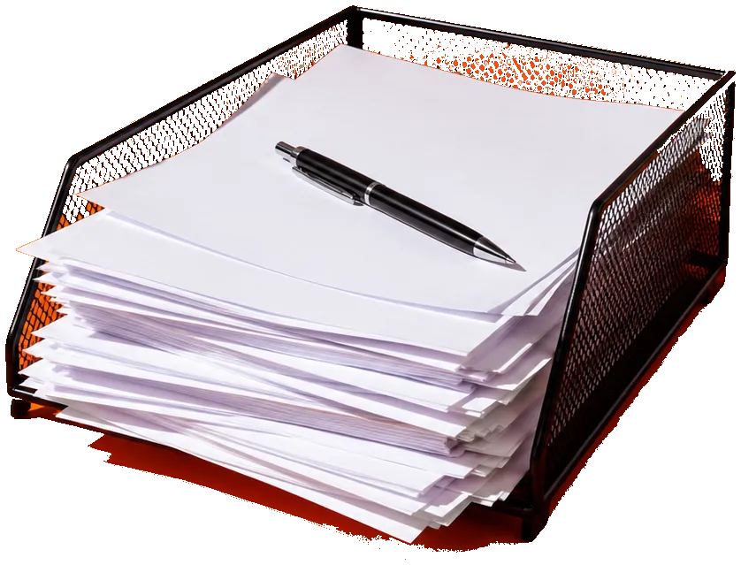 Een postbakje vol papier met een pen erop
