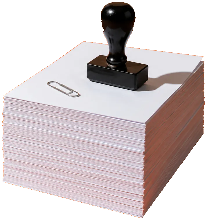 Een stapel facturen met een stempel erop, op een oranje achtergrond
