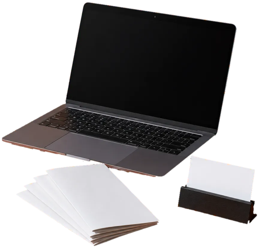 Een open laptop met een stapel folders en een visitekaartje ervoor