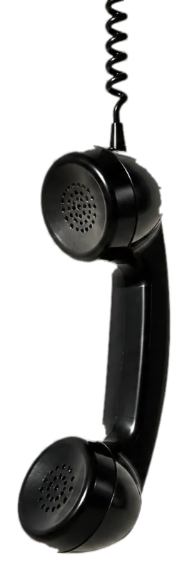 Een zwarte telefoonhoorn hangt aan zijn krulsnoer voor een gebroken witte achtergrond