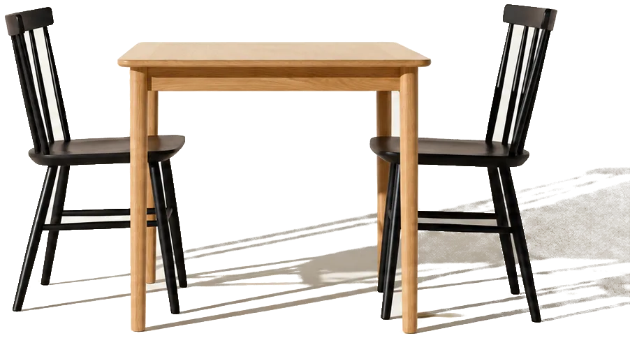 Twee stoelen aan een eikenhouten tafel voor een gebroken witte achtergrond