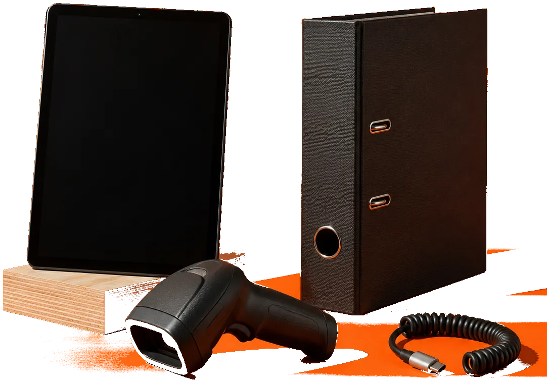 Een tablet op een houten blok, een barcodescanner, een ordner en een krulsnoer op een oranje achtergrond